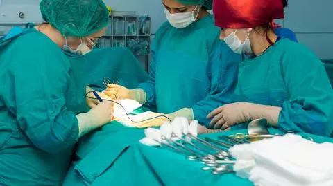 W Polsce przez cesarskie cięcie przychodzi na świat już 43 procent dzieci - wynika z dancyh Fundacji "Rodzić po ludzku"