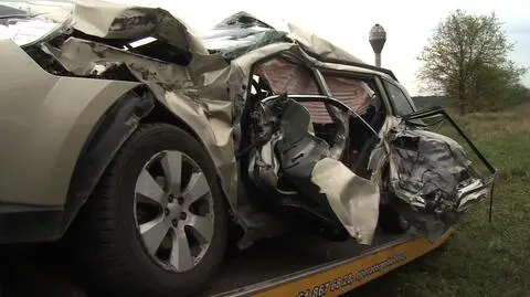 Subaru zmiażdżone, kierująca i dziecko ranni. 
Wypadek na przejeździe