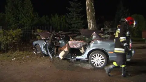 Jaguar rozbił się na drzewie. Dwie osoby nie żyją, dwie ranne