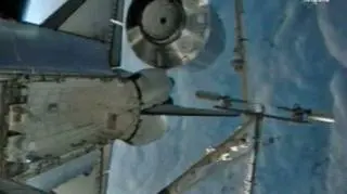 Europejskie laboratorium naukowe Columbus zostało dołączone do Międzynarodowej Stacji Kosmicznej (ISS), po nadzwyczajnie długim pobycie dwóch astronautów w otwartej przestrzeni kosmicznej. (APTN)