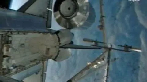 Europejskie laboratorium naukowe Columbus zostało dołączone do Międzynarodowej Stacji Kosmicznej (ISS), po nadzwyczajnie długim pobycie dwóch astronautów w otwartej przestrzeni kosmicznej. (APTN)