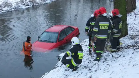 Starogard Gdański: auto wpadło do rzeki