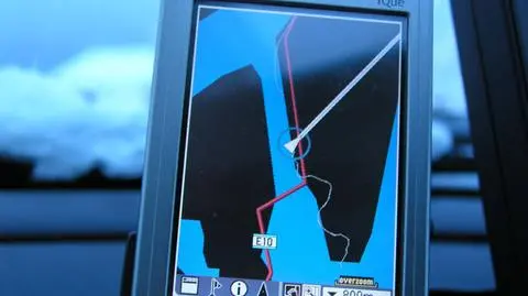 Wjechali w rzekę z 10 dzieci. Zgubił ich GPS