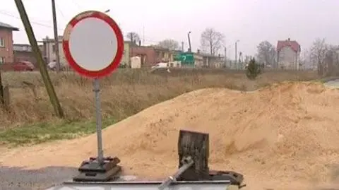 Obwodnica przez mękę, z szaletem w tle