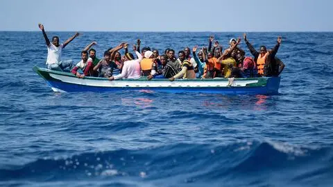 Migranci na łodzi na Morzu Śródziemnym (zdjęcie archiwalne)
