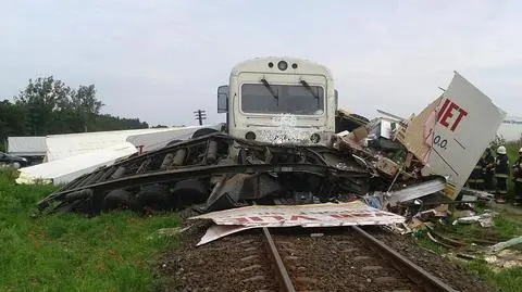 Ciężarówka wjechała pod pociąg. 4 osoby ranne