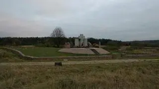 W Hucie Pieniackiej, w 1944 roku, zostało zamordowanych kilkuset obywateli polskich