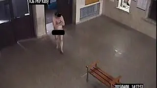 Mężczyzna wszedł nagi do budynku dworca