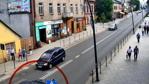 Dotknął zderzakiem kobietę z dzieckiem w wózku. Na pasach