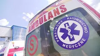 Obrażali ratowników i kopali karetkę 