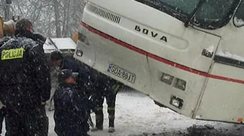 Autobus szkolny wypadł z drogi