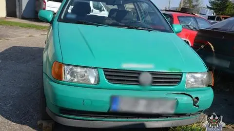 Nastolatek uciekał przed policją. Schował się w kojcu dla psa