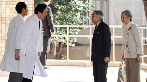 Cesarz Akihito już po operacji