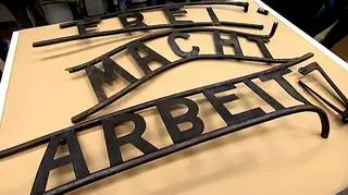 Kradzież napisu "Arbeit macht frei" porównana przez szwedzką policję do znaku "uwaga na łosie"
