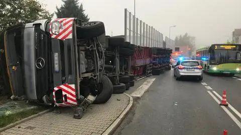 Wypadek tira na łuku drogi w Bolesławcu