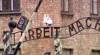 "Arbeit macht frei" - słynny napis z bramy byłego nazistowskiego obozu w Auschwitz