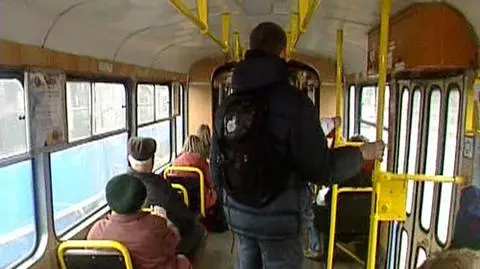 Samochód wjechał w wysiadających z tramwaju