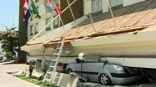 Dwie osoby zginęły, a ponad sto zostało rannych w wyniku trzęsienia ziemi w północnej części Chile. Potężne wstrząsy o sile 7,7 stopni w skali Richtera były odczuwalne nawet w oddalonej od epicentrum o ponad tysiąc dwieście kilometrów stolicy kraju, Santiago. (APTN)