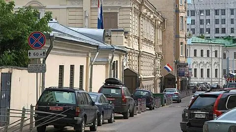 Pobili dyplomatę z Holandii, na lustrze "LGBT". Moskwa wyraża ubolewanie