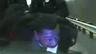 23.11 | Wystarczyło kilka kęsów i chwila nieuwagi funkcjonariuszy policji z Twinsburga w stanie Ohio, by dowód rzeczowy zniknął w brzuchu podejrzanego. Policjanci nawet by tego nie zauważyli, gdyby nie monitoring zainstalowany w policyjnym radiowozie. (APTN)