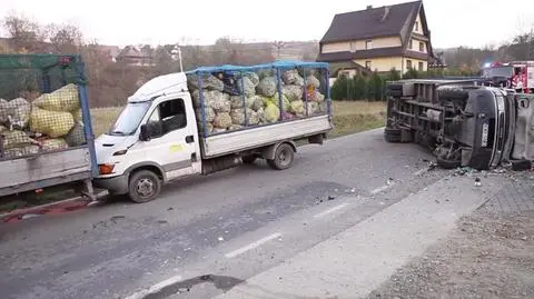 W Olszówce zderzyły się trzy śmieciarki. Ranna kobieta i dziecko