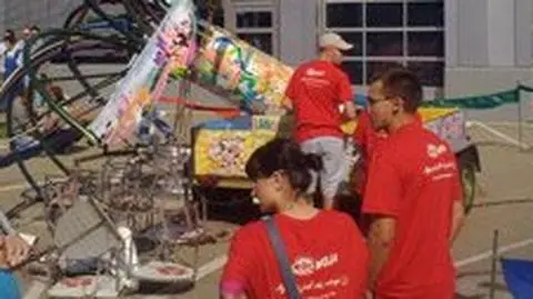 Runęła karuzela z dziećmi