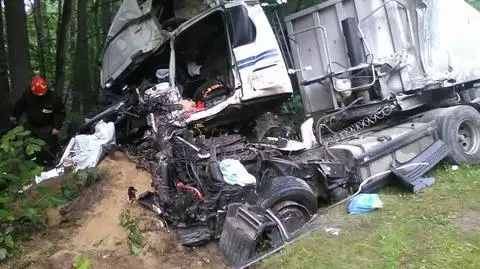 Czołowe zderzenie dwóch ciężarówek. Nie żyje kierowca