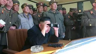 Kim Jong-un w otoczeniu wojskowych
