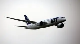 Boeing 787 Dreamliner przed lądowaniem na warszawskim Okęciu