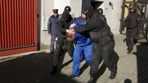 Ćwiczenia w areszcie: zapobiegli ucieczce i odbili zakładnika