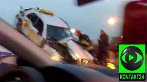 Auto zawisło na moście