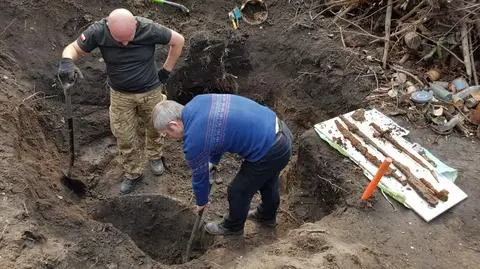 Bagnety i karabin wykopane w ogródku. "Nie tego szukaliśmy"