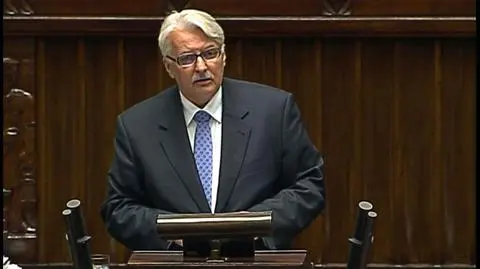 Minister Waszczykowski i stół do masażu