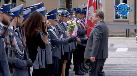Wiceminister Zieliński oddał kwiaty policjantce