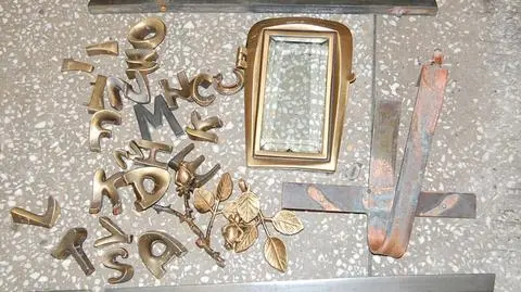 "Tomb Raider" po polsku. Wyrywali metalowe literki z grobów