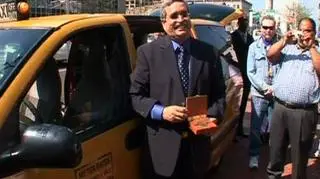 Skrzypce Stradivariusa warte cztery miliony dolarów zostawione przez nieuwagę w taksówce. Na szczęście, i dzięki uczciwości taksówkarza, zostały odnalezione i wróciły do rąk wyjątkowo utalentowanego użytkownika, nominowanego do Grammy Filipa Quinta. (APTN)