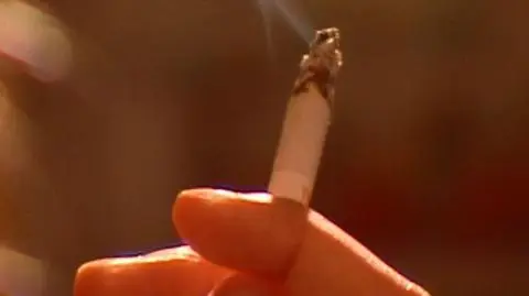 Francja: Właściciel barku z papierosami głoduje