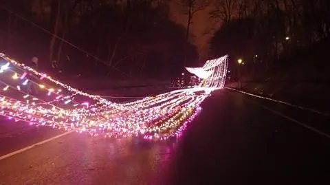 Świąteczna iluminacja runęła na ulicę w Warszawie