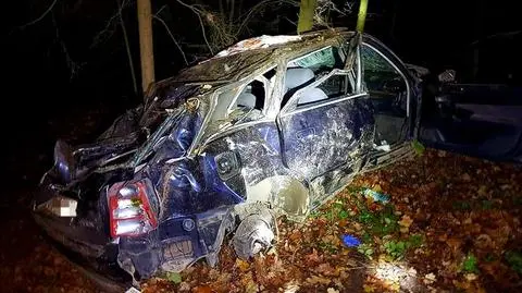Pędził, złapał pobocze, uderzył w słup. Cztery osoby ranne, auto roztrzaskane