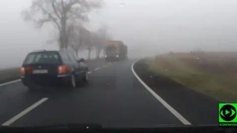 Mgła, linia ciągła i tir z naprzeciwka. Kierowca i tak wyprzedzał