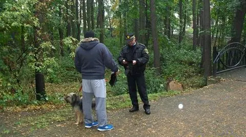 Strażnicy wzięli się za psie odchody. Na razie rozdają woreczki
