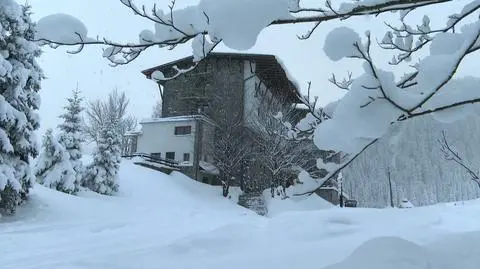 Tourists were evacuated from a mountain shelter in the Tatra Mountains by helicopter