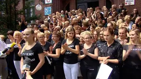 Polish health care workers wore black in protest