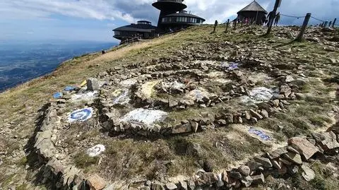 Śnieżka. Spirala z kamieni stworzona przez turystów. Karkonoski Park Narodowy szuka świadków