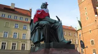 W piątek rano, chwilę przed przyjadzem polskiej reprezentacji do Wrocławia, pomnik Aleksandra Fredry zamienił się w pomnik kibica