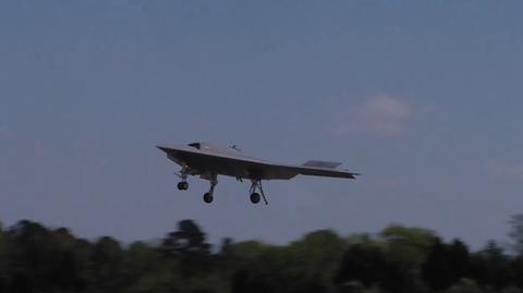 X-47B wykonał arcytrudny manewr. Sam wylądował na "lotniskowcu"