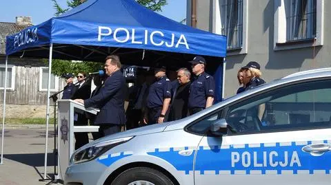 Minister uroczyście przekazał używany radiowóz