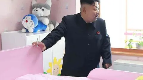 Kim z papierosem spokojnie wizytuje sierociniec. A tymczasem za jego plecami...