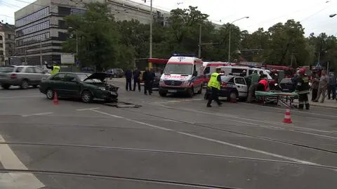 Bez prawa jazdy wjechał w radiowóz. Ranni policjanci