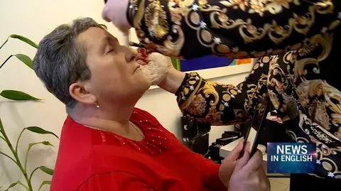Learning how to apply makeup helps female cancer patients to feel better about themselves and maybe, at least for a moment, forget their cares